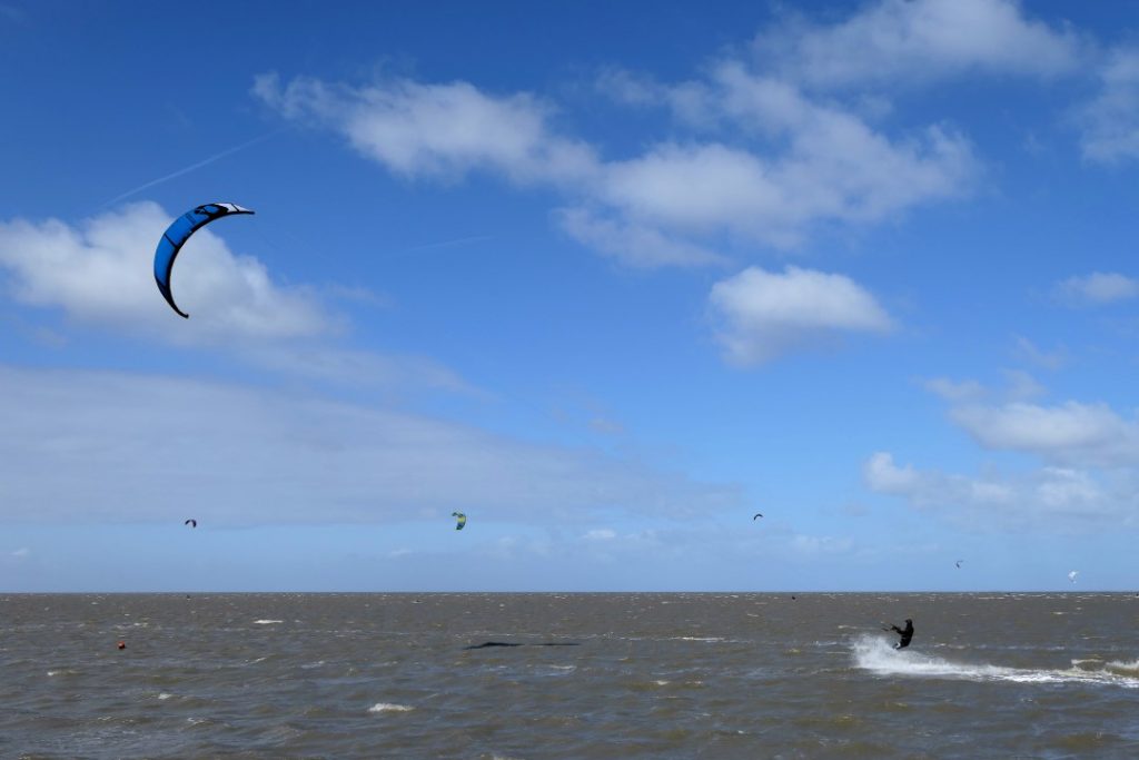 Kite Surfing am Strand in Norddeich