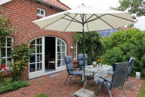 Uns Luetje Hus Garten mit Terrasse (Seite)
