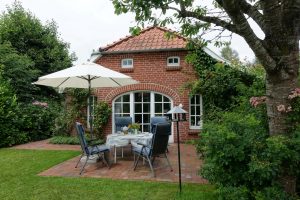 Uns Luetje Hus Garten mit Terrasse